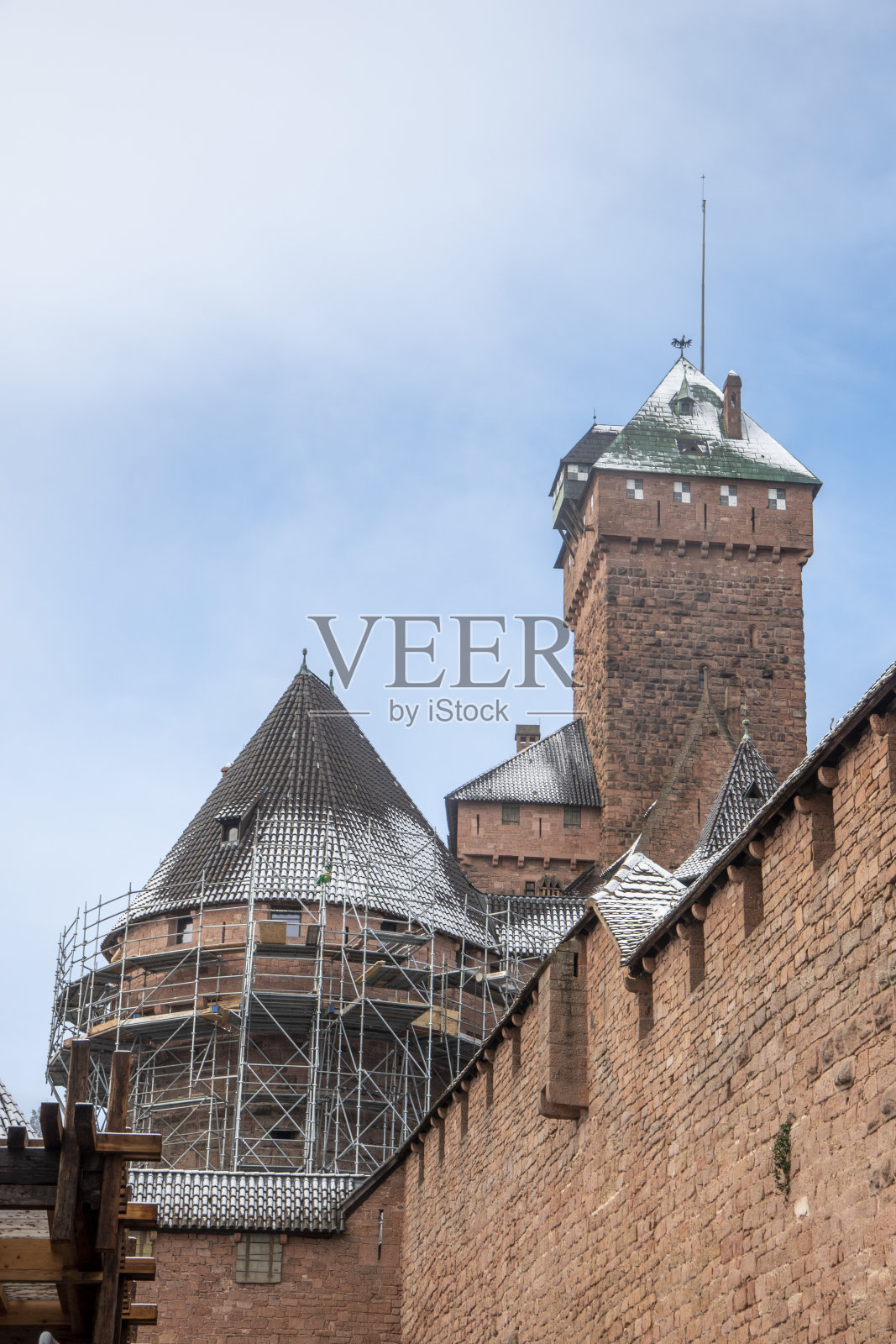 法国奥施维勒的上科尼斯堡城堡旁边的秋天森林照片摄影图片