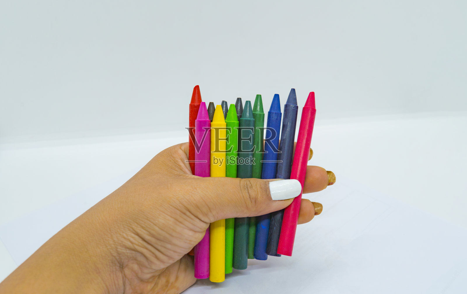 多色蜡笔的艺术绘画孩子彩色铅笔照片摄影图片