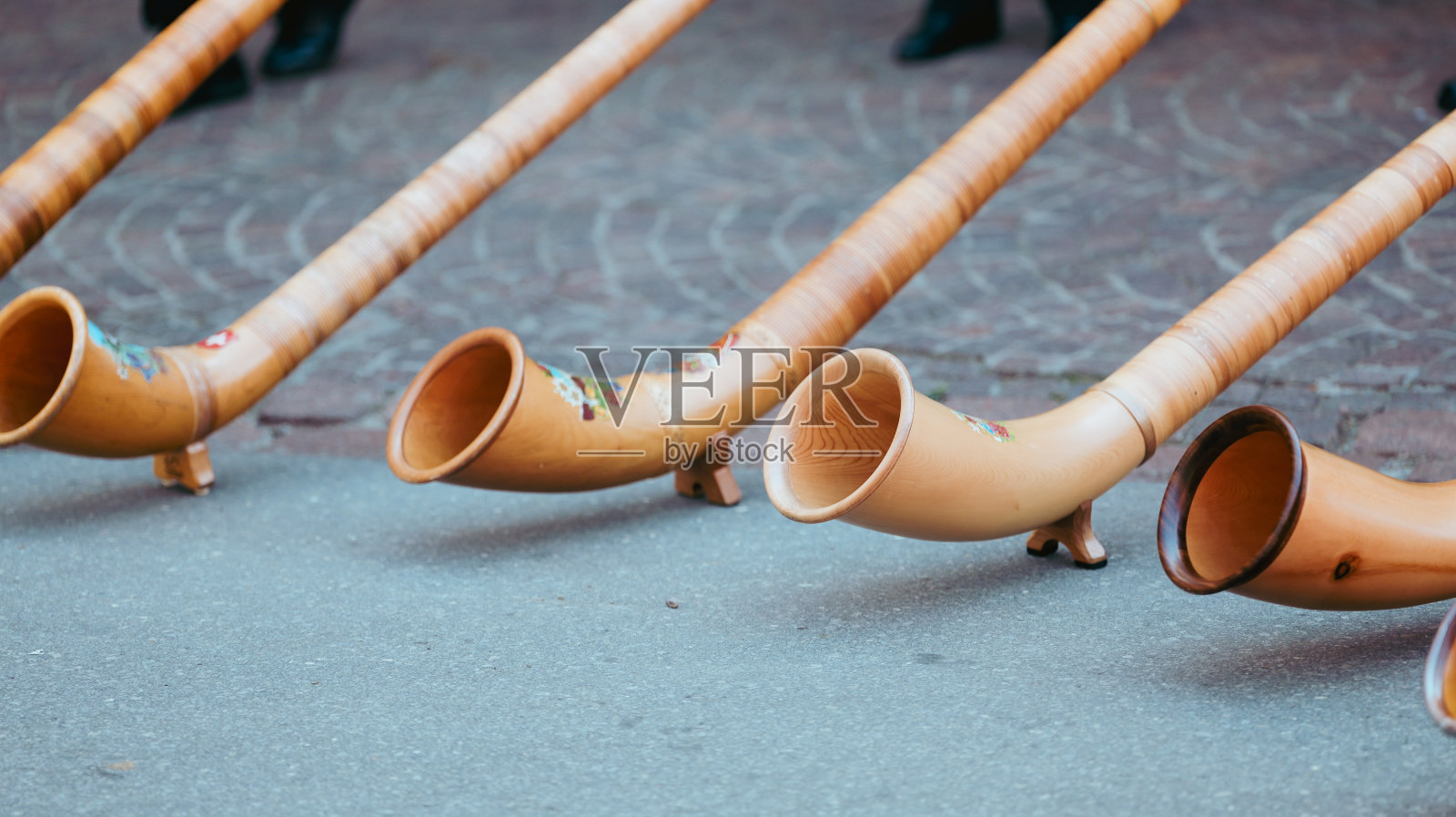 在当地的一个音乐节上，瑞士的“阿尔法风”们排着队，准备迎接夏季在阿尔卑斯山举行的一场传统音乐表演照片摄影图片