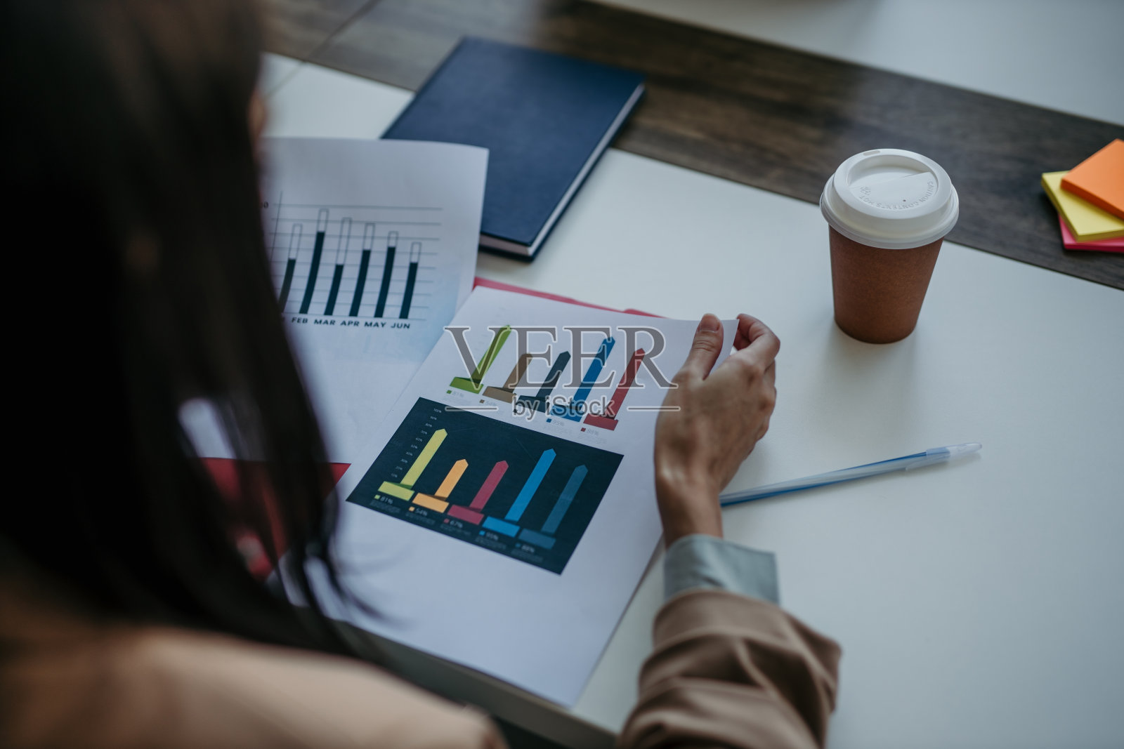 商务会议期间的文书细节照片摄影图片