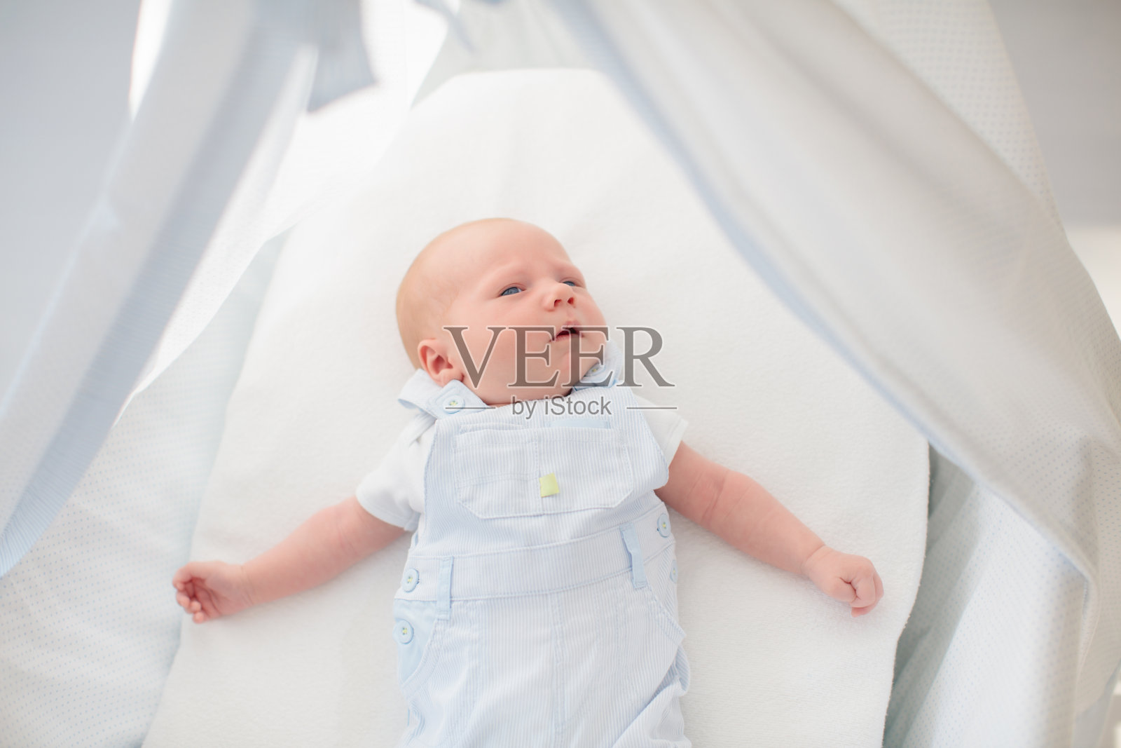 白床上的小婴儿照片摄影图片