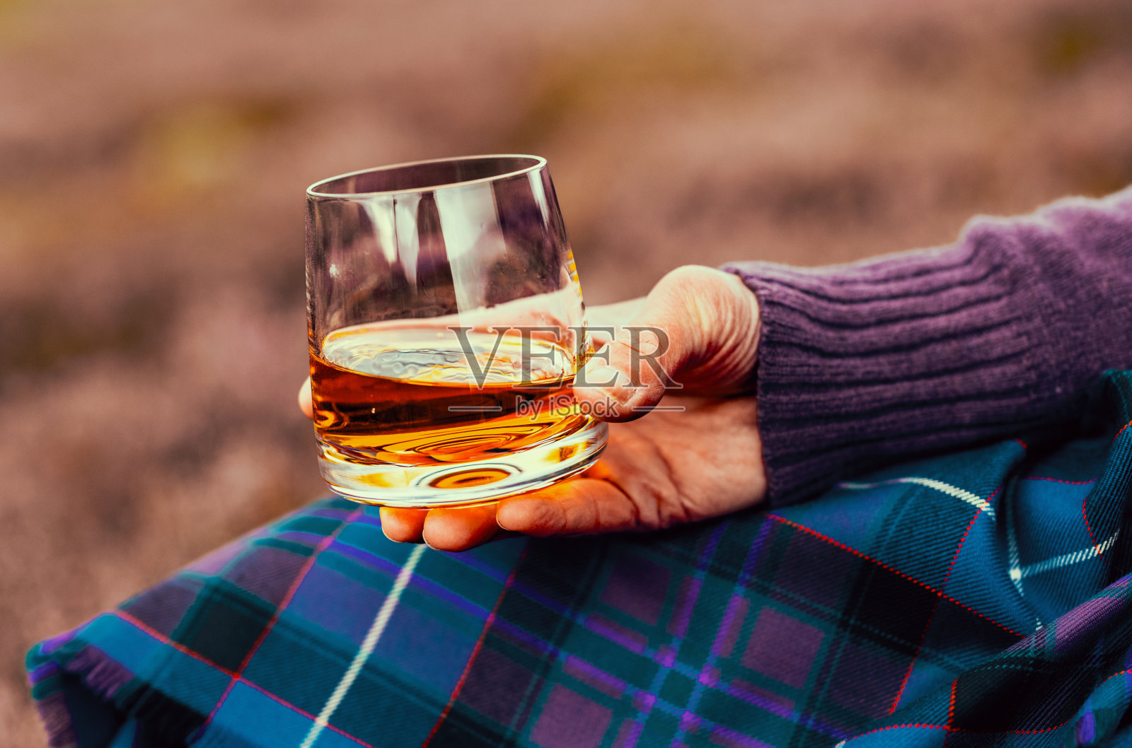 苏格兰石南花酿造的威士忌照片摄影图片