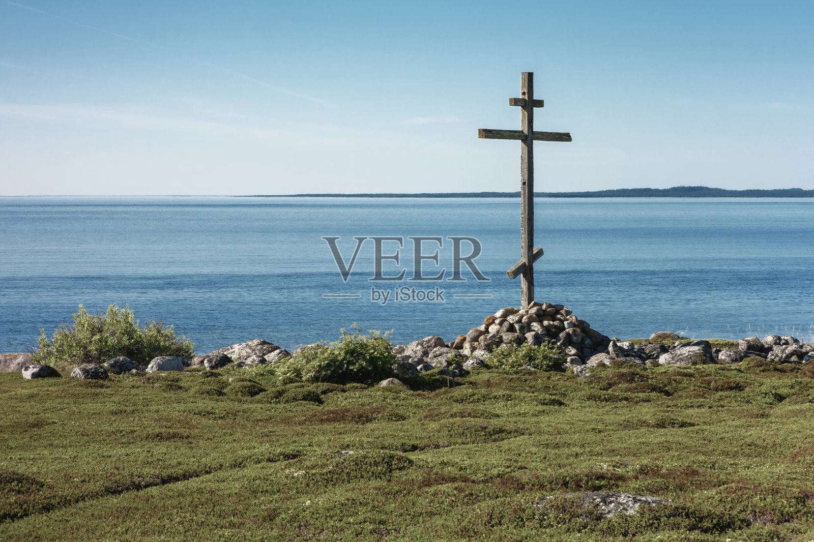 白海岸边古老的木制十字架照片摄影图片