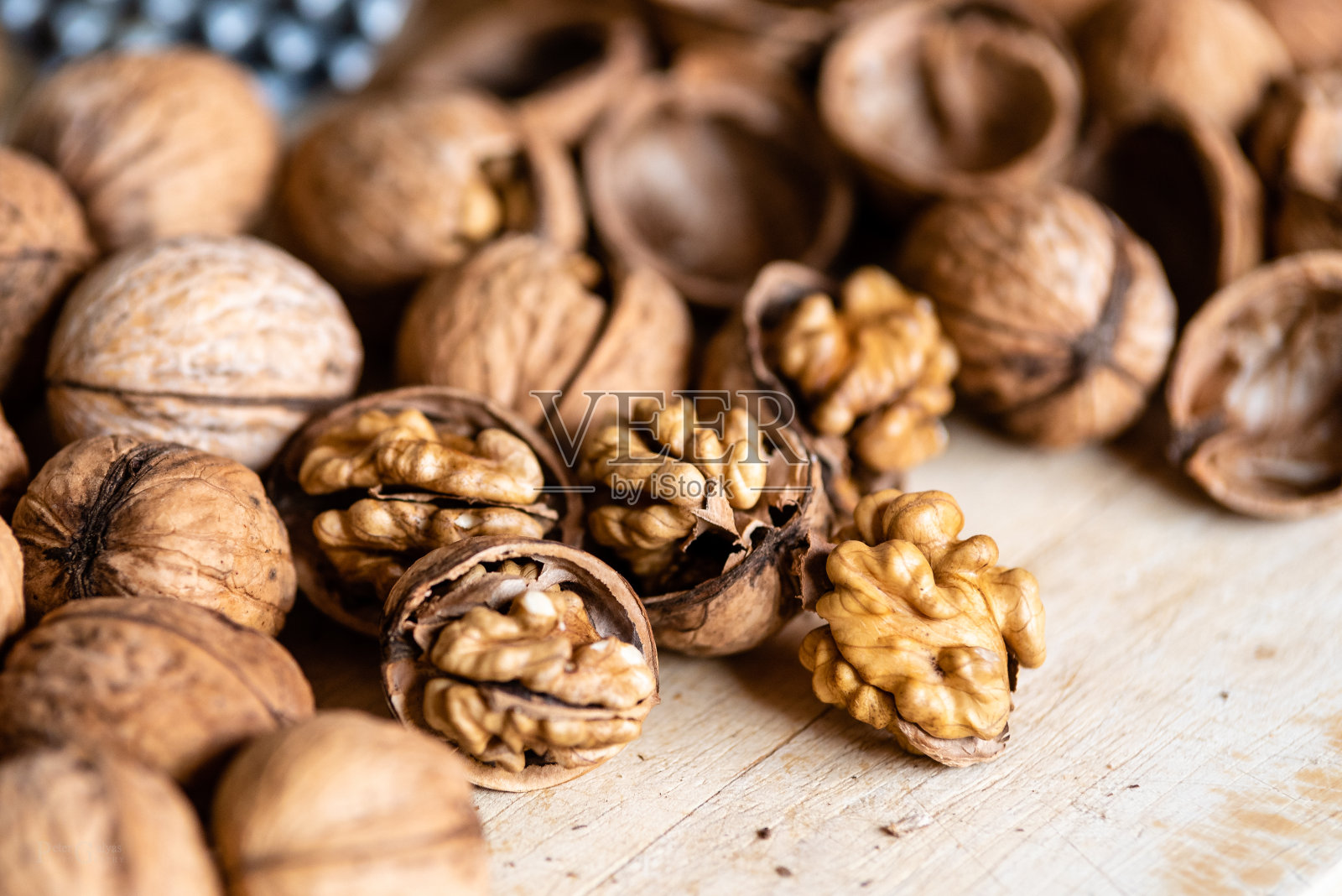 桌子上核桃的高角度视图照片摄影图片