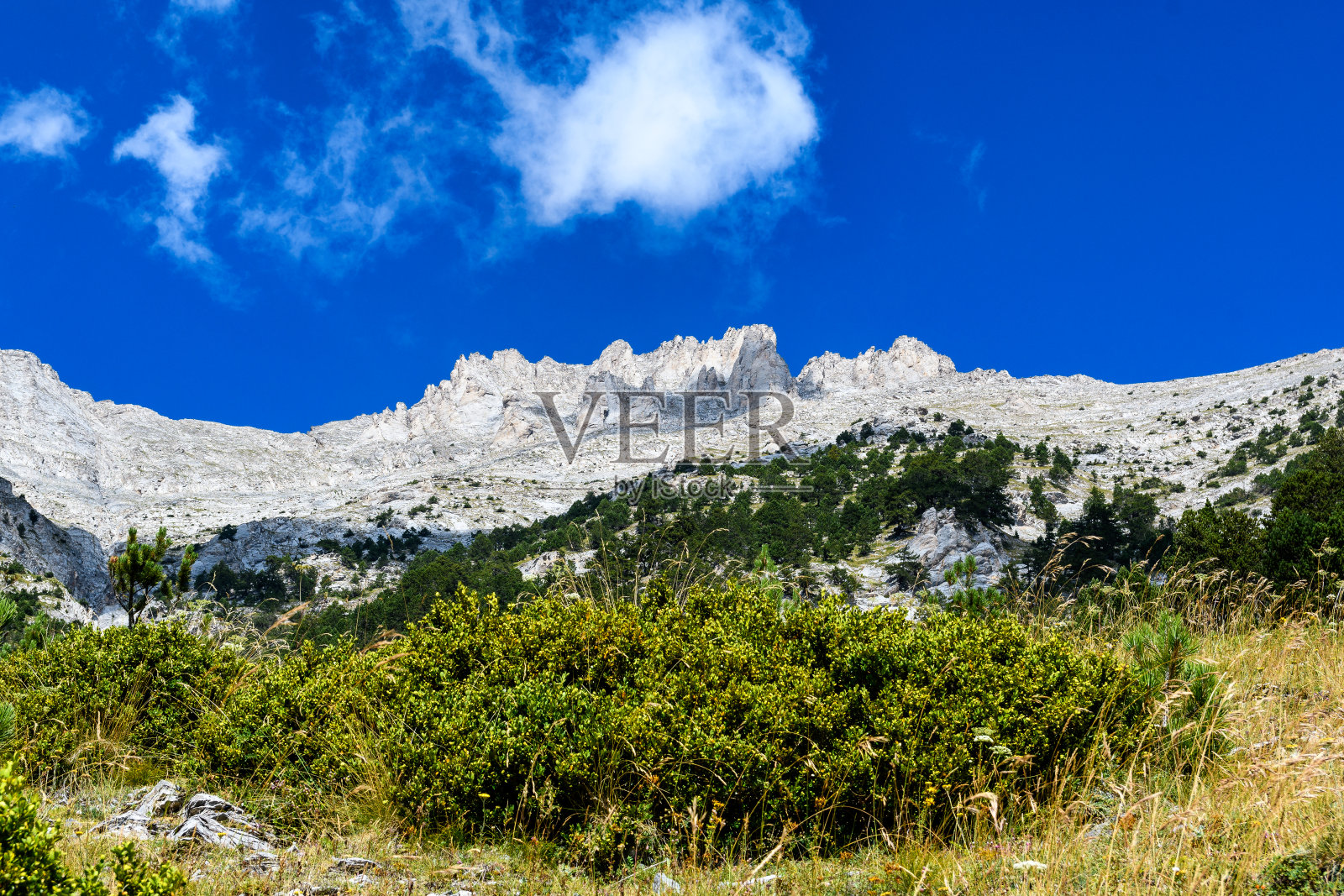 蓝天映衬下的群山美景照片摄影图片