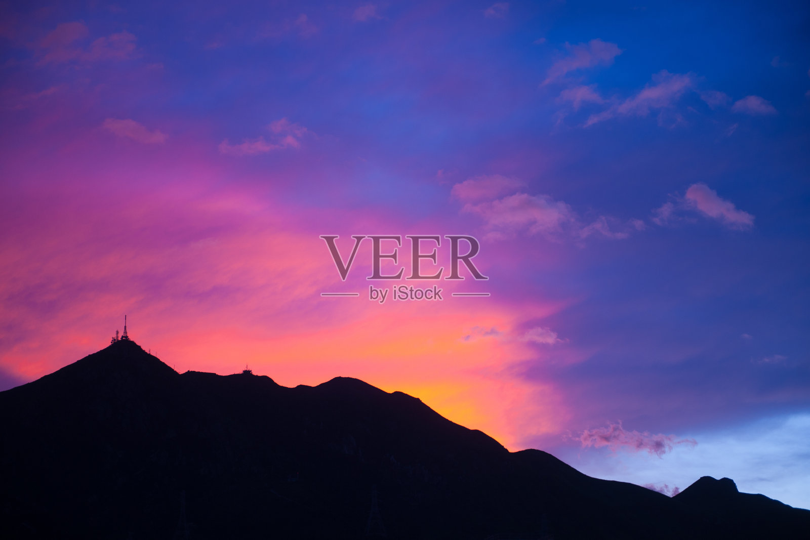 山的剪影映衬着灿烂的天空照片摄影图片