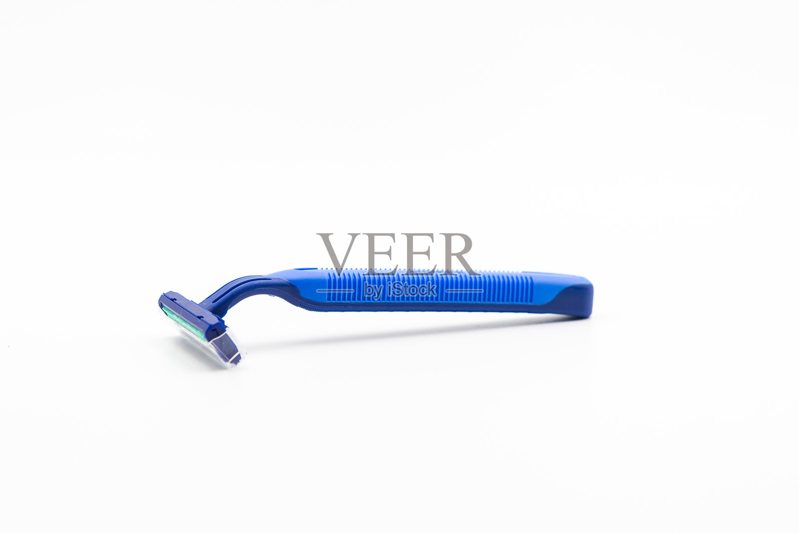 白色背景上的蓝色剃刀特写照片摄影图片