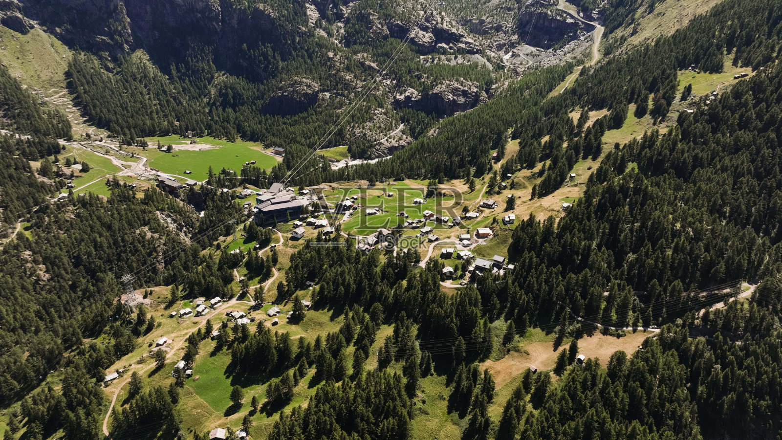 采尔马特鸟瞰图，展示了瑞士郁郁葱葱的绿色植物和山区景观照片摄影图片