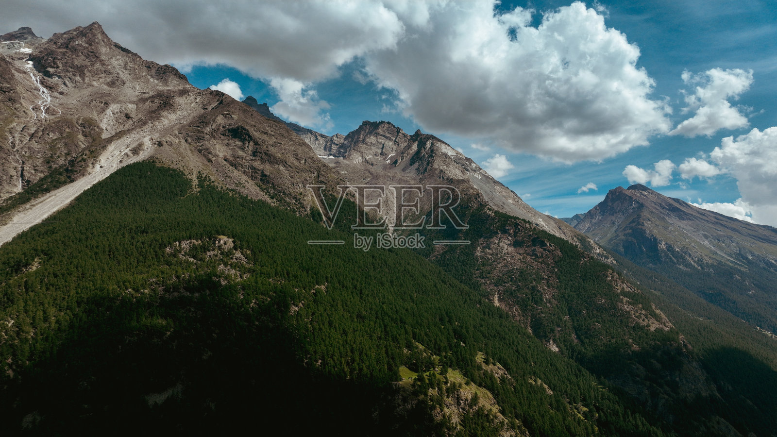 白天，瑞士兰达的高山景观以山脉和云层为特色照片摄影图片