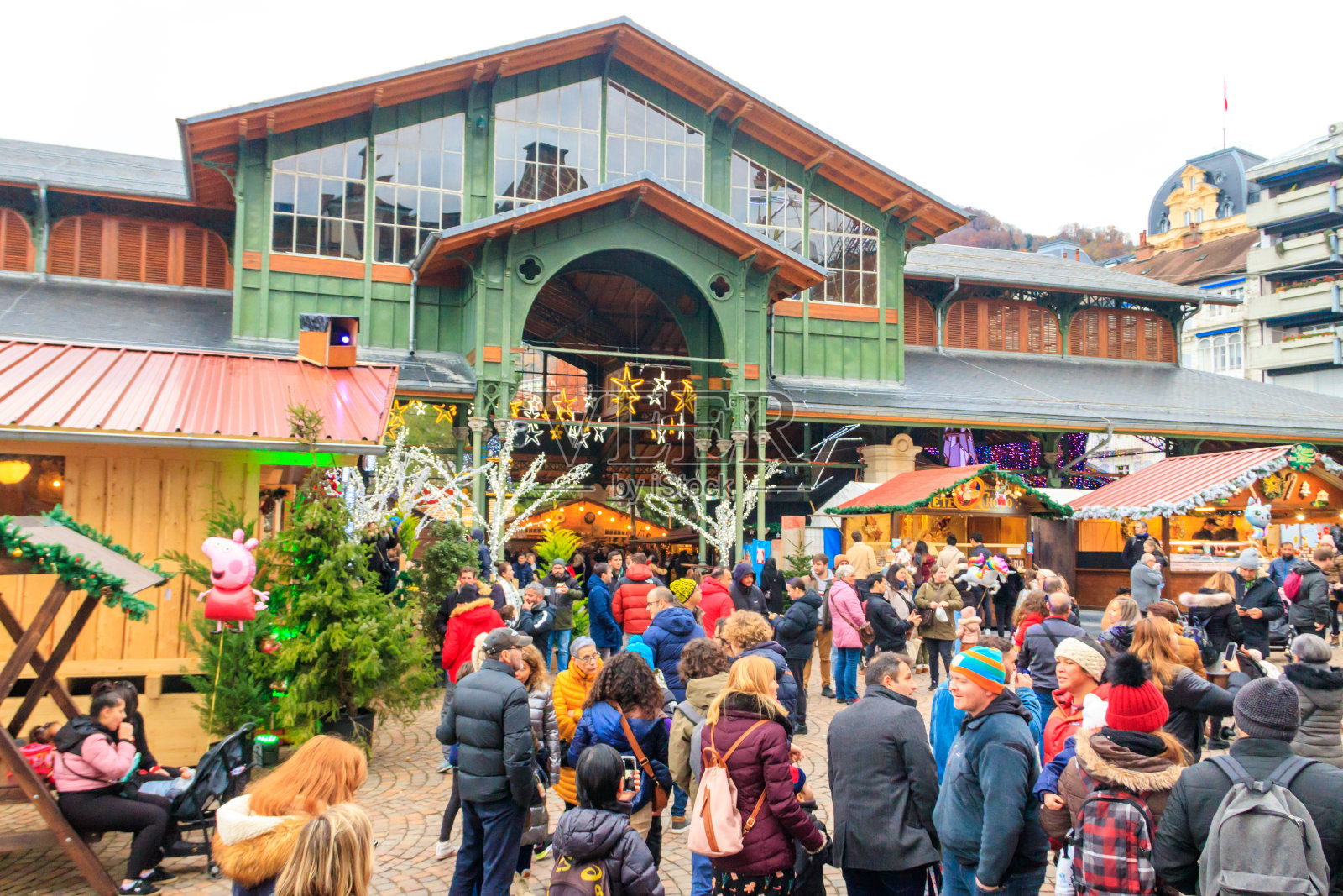 瑞士蒙特勒圣诞市场上的人们照片摄影图片