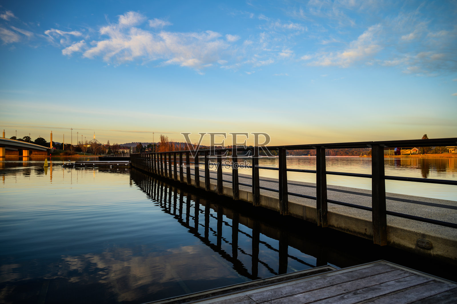 堪培拉，美丽的日出映照在伯利格里芬湖上照片摄影图片