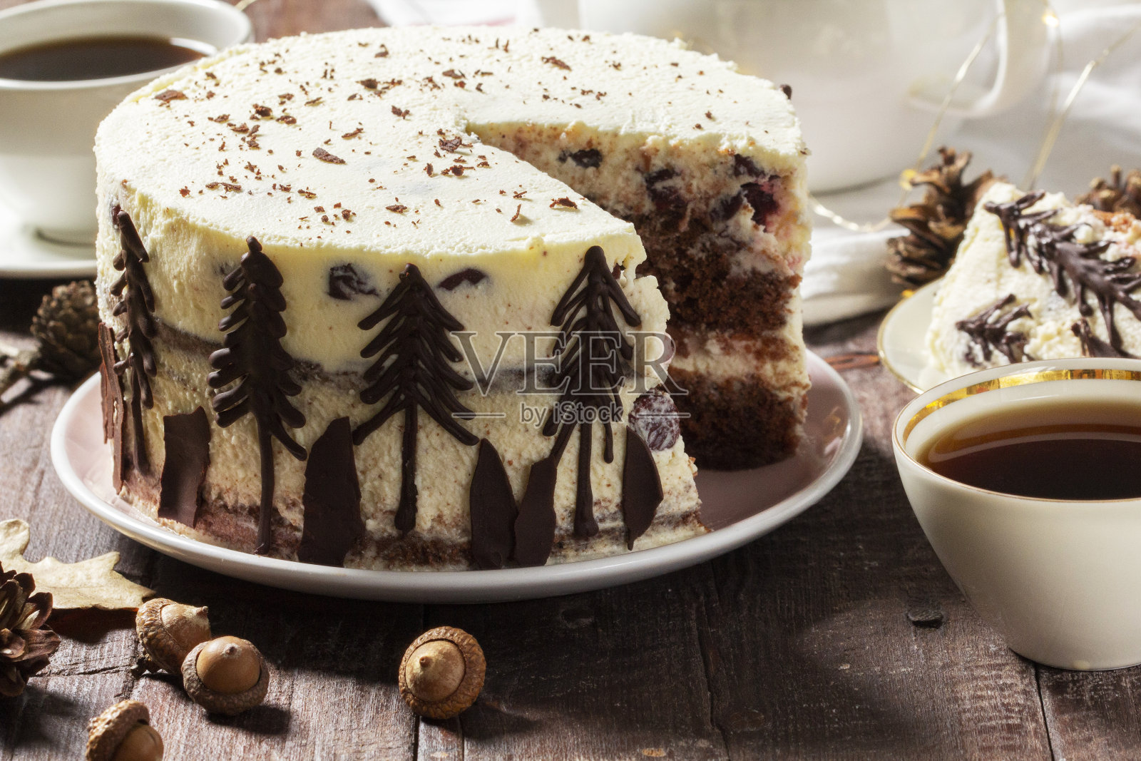 有黑森林蛋糕的茶会。樱桃蛋糕装饰巧克力冷杉树在浅色背景。照片摄影图片