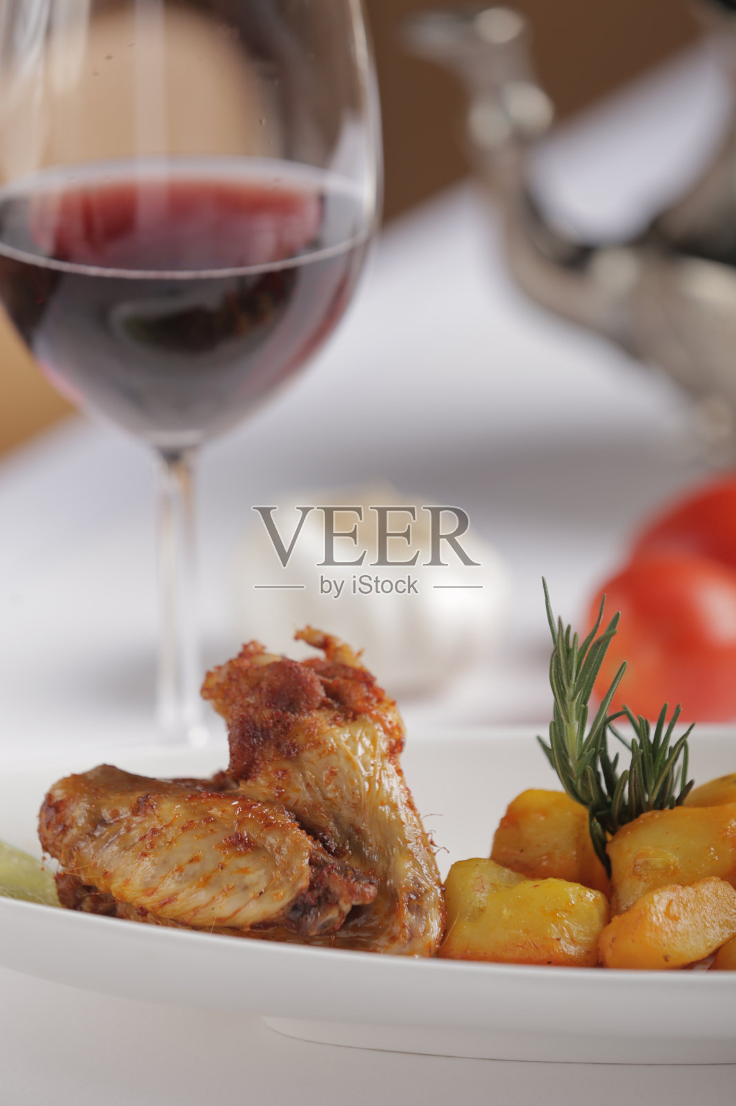 炸土豆鸡翅一杯红酒和迷迭香照片摄影图片