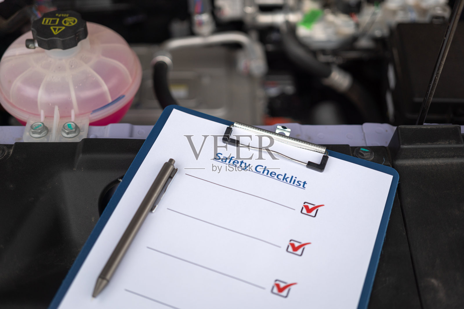 车辆使用安全检查表。照片摄影图片