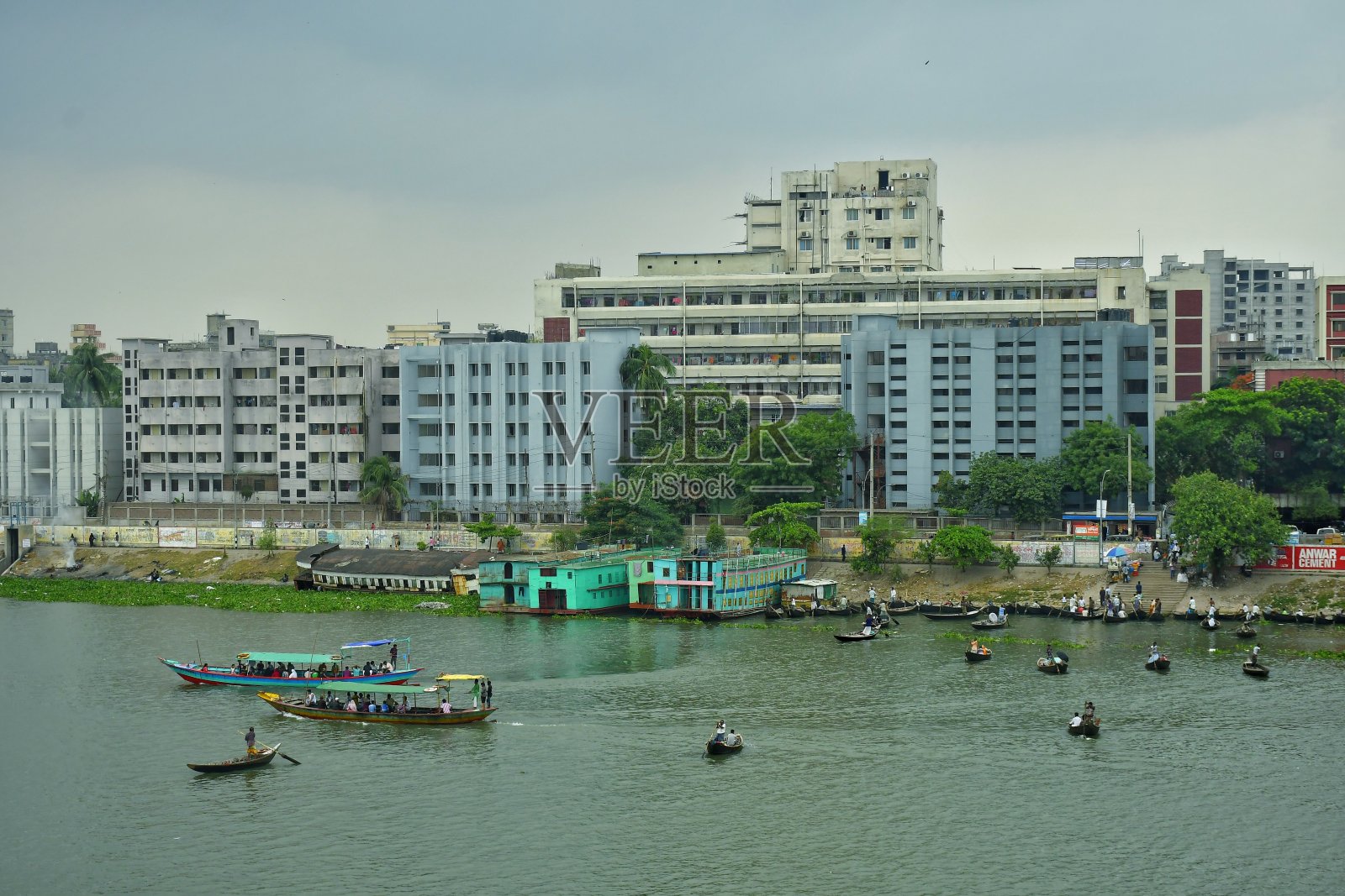 繁忙河道的广角视角照片摄影图片
