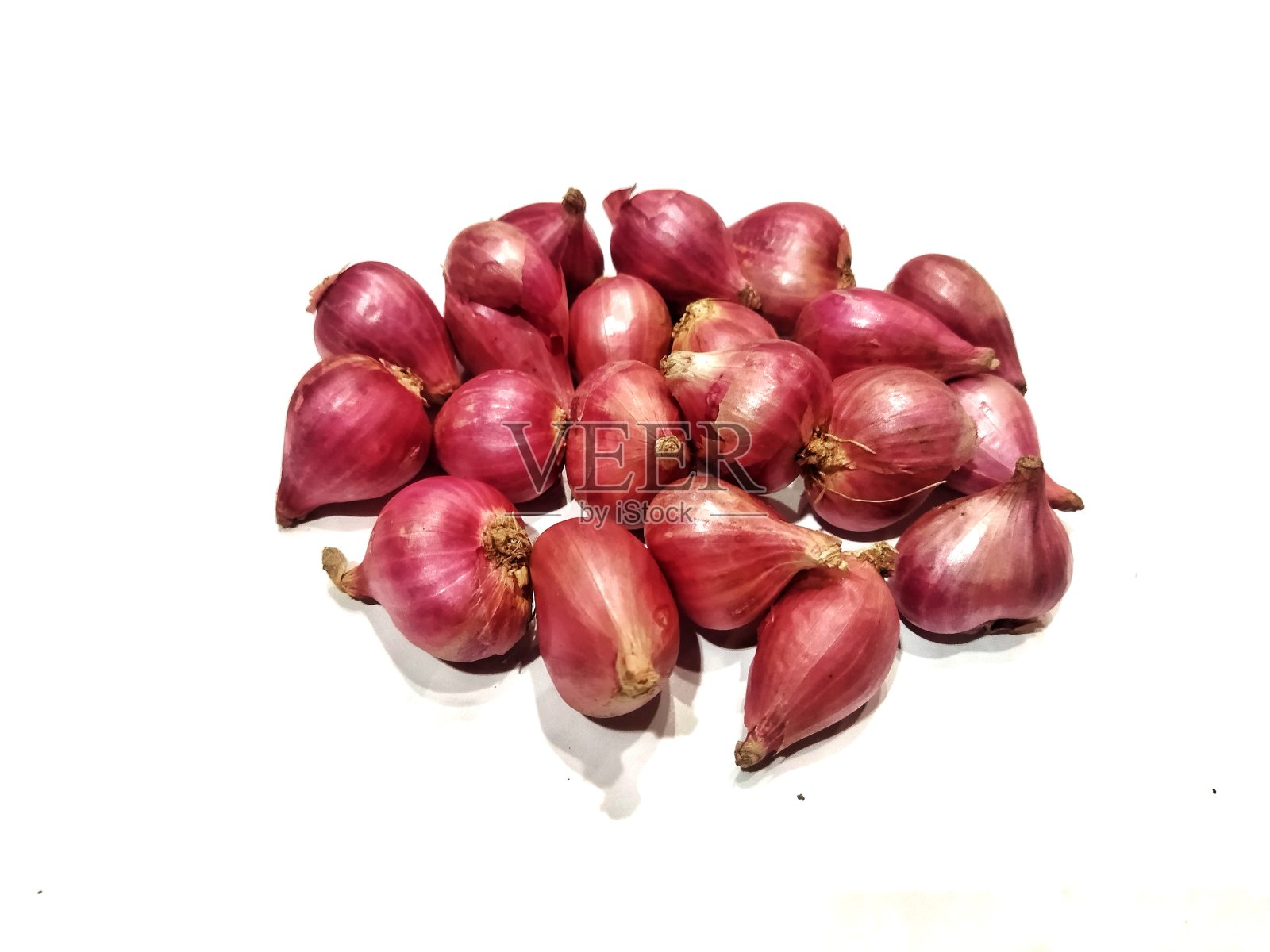 红洋葱隔离在白色背景股票照片。照片摄影图片