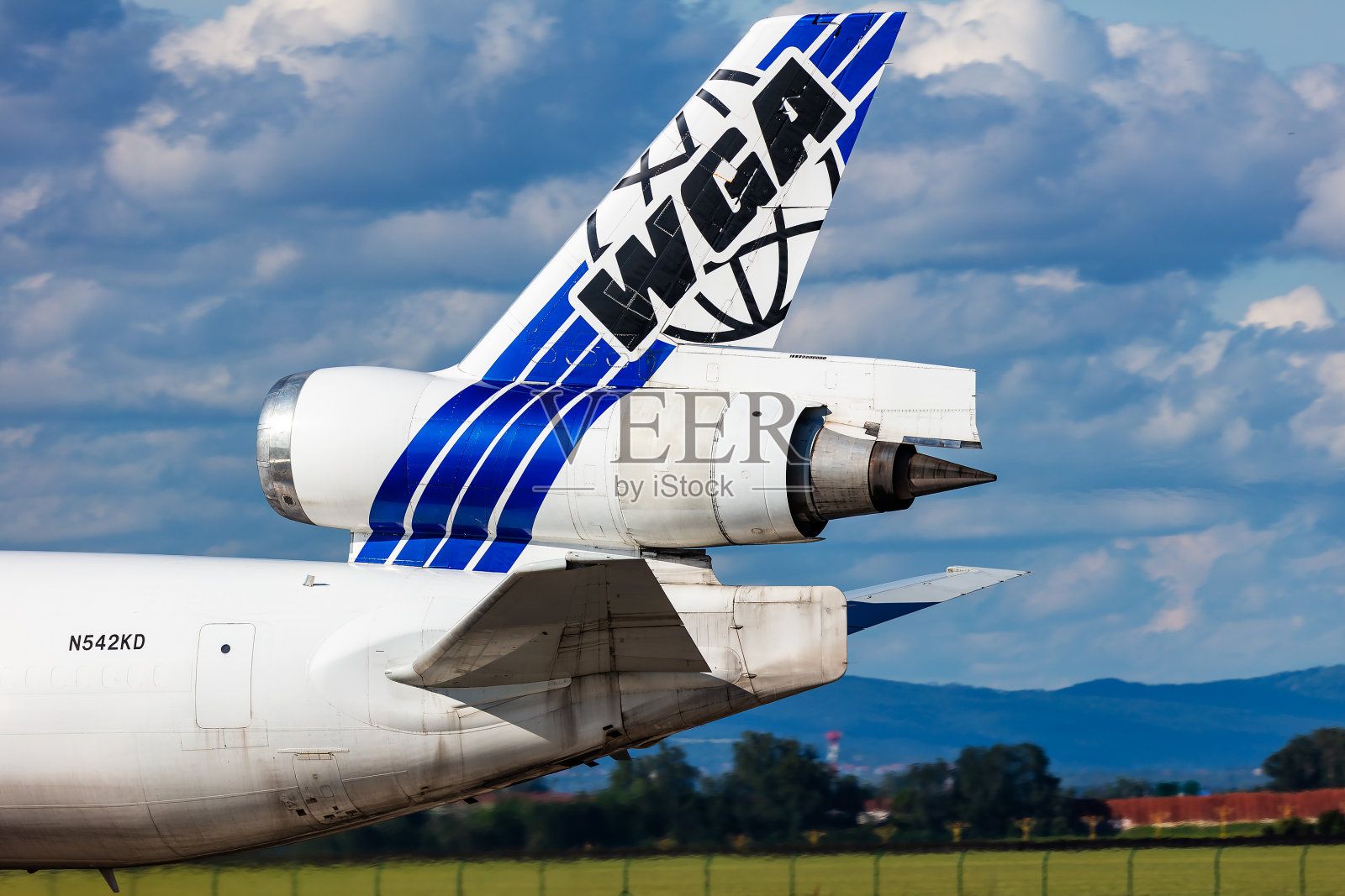 西方全球航空公司MD-11货机在布拉迪斯拉发机场。航空和飞机。航空货运和运输。飞啊飞。照片摄影图片