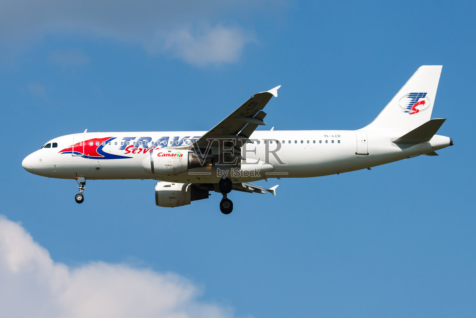 在机场的旅行社客机。安排航班旅行。航空和飞机。航空运输。全球国际运输。飞啊飞。照片摄影图片