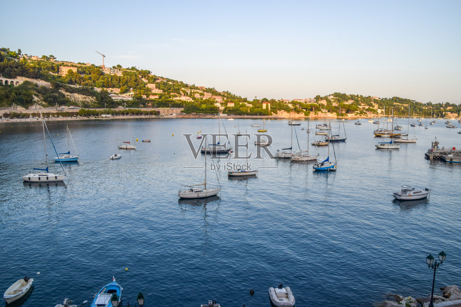 法国南部滨海维勒弗朗什码头上的船只照片摄影图片