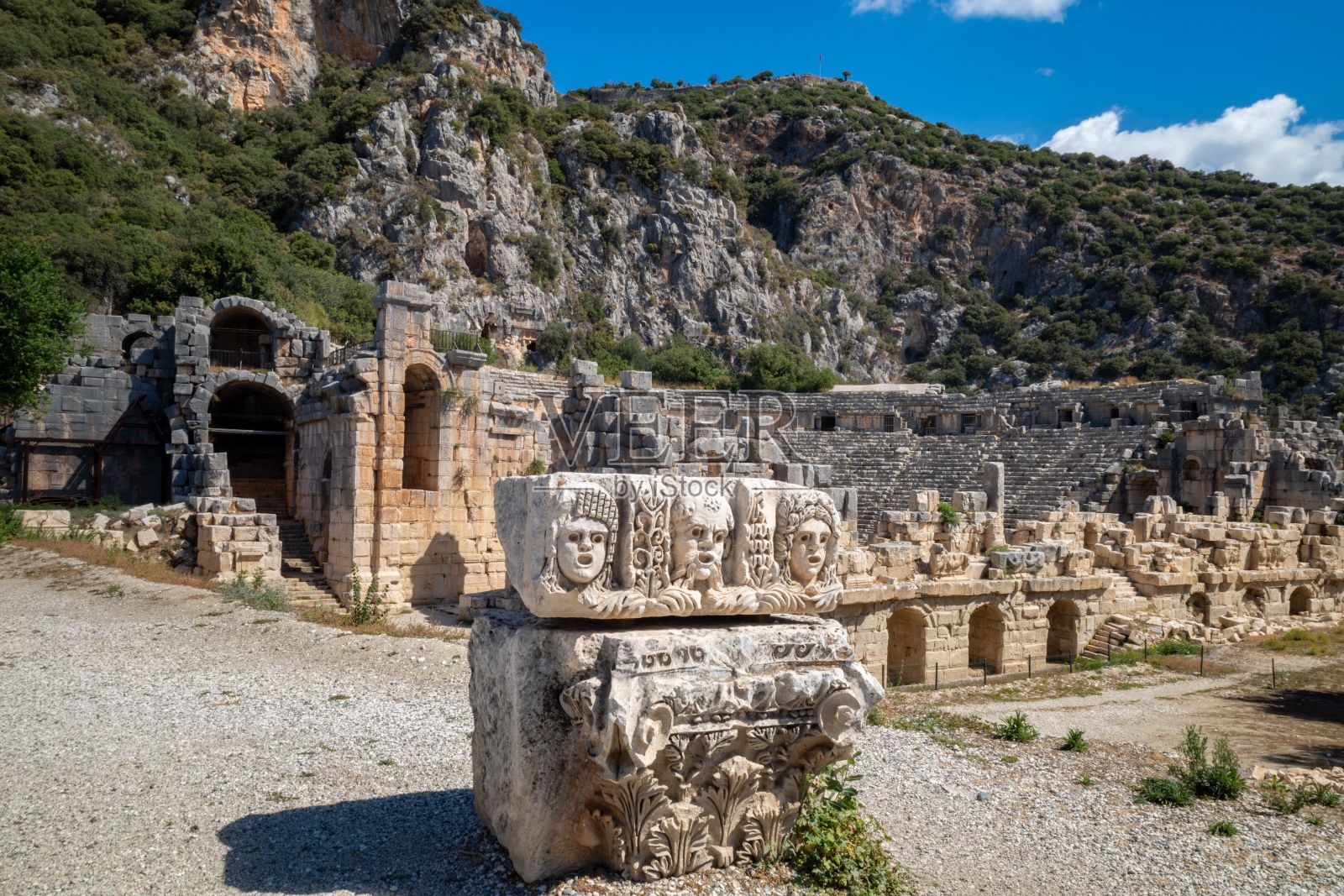 在土耳其安塔利亚的一个阳光明媚的日子里，迈拉古城的石雕人头和圆形剧场照片摄影图片
