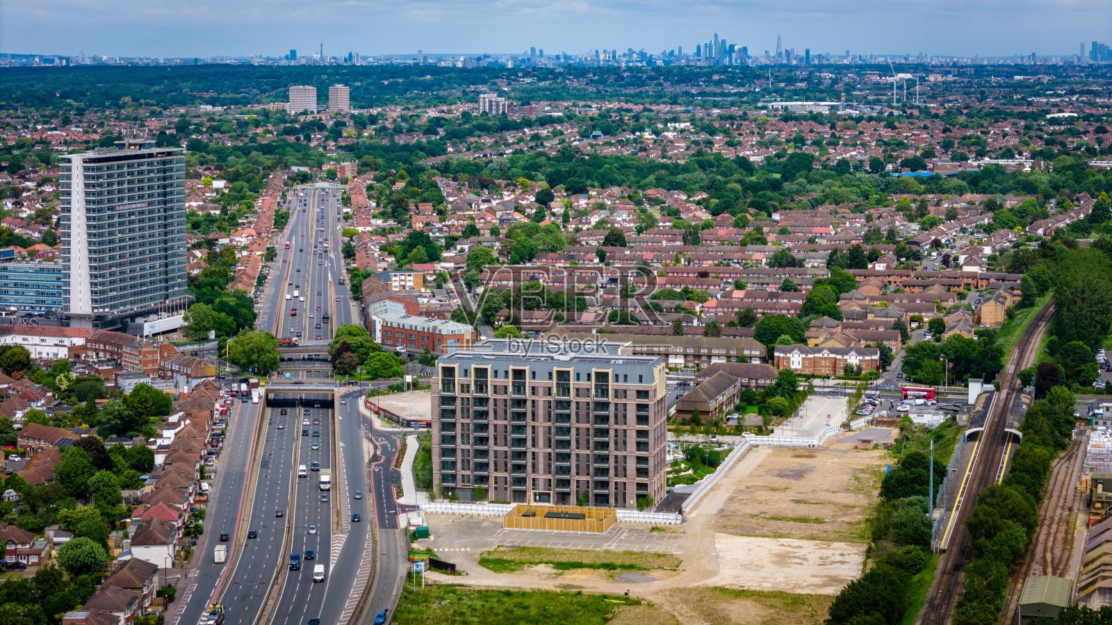 一条通往伦敦市中心的繁忙道路。照片摄影图片