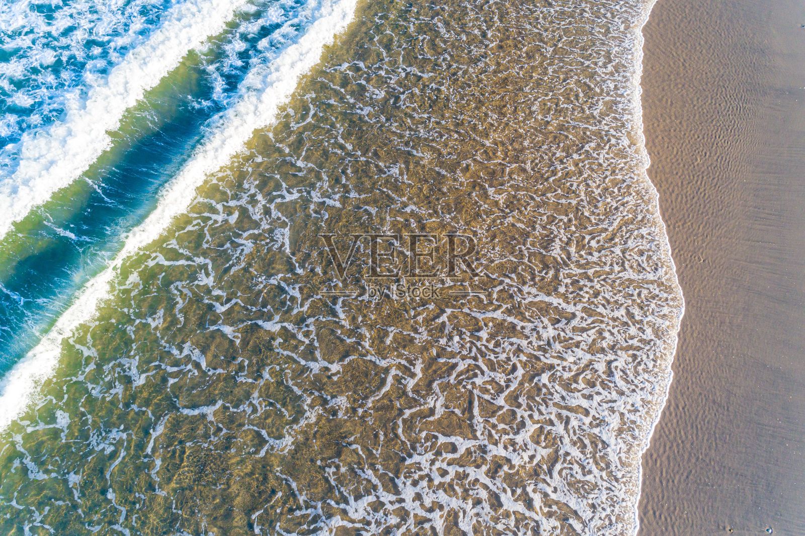 空中无人机俯瞰日落时的海滩。照片摄影图片