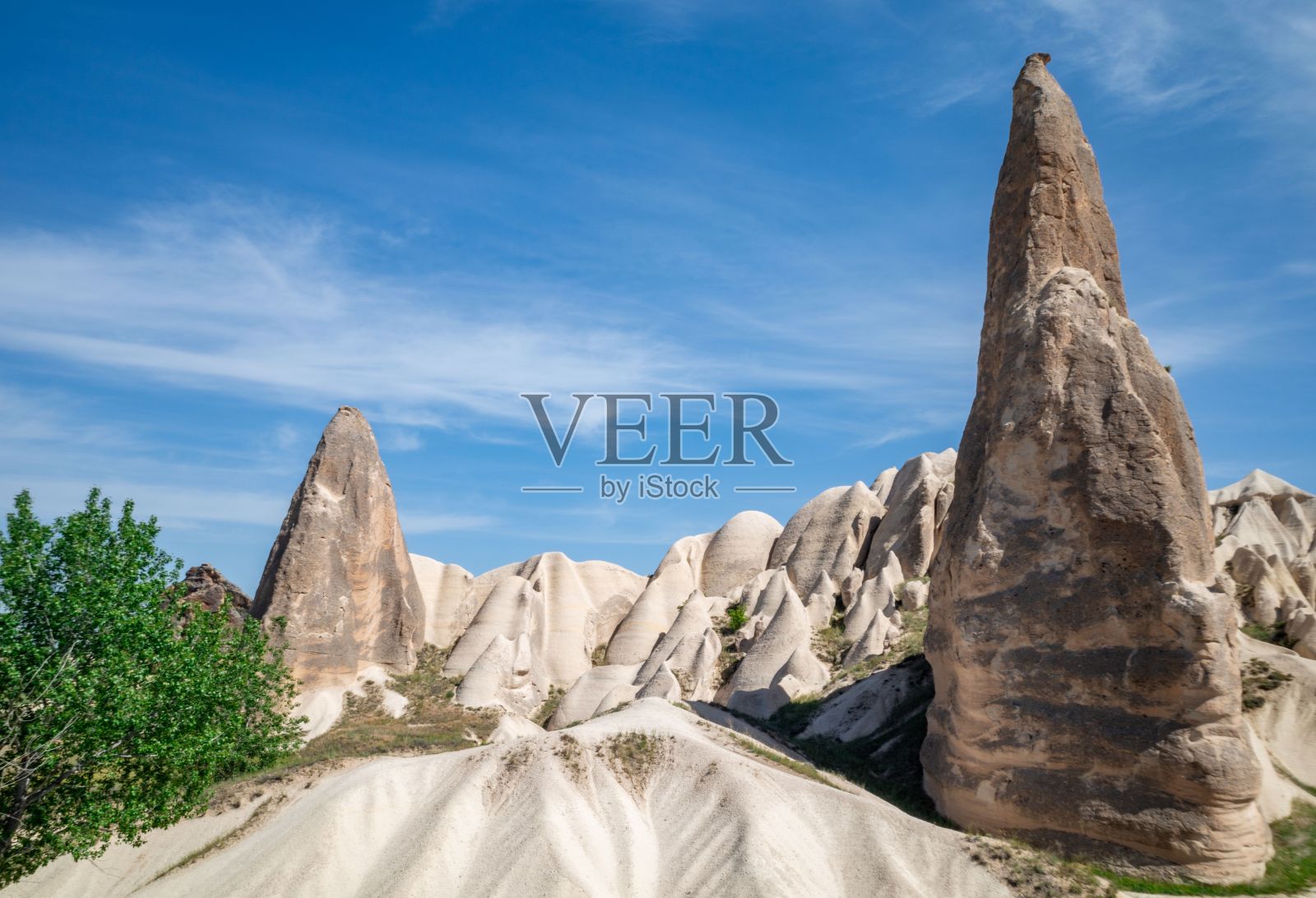 在晴朗的蓝天下，土耳其卡帕多西亚独特的高大岩层照片摄影图片