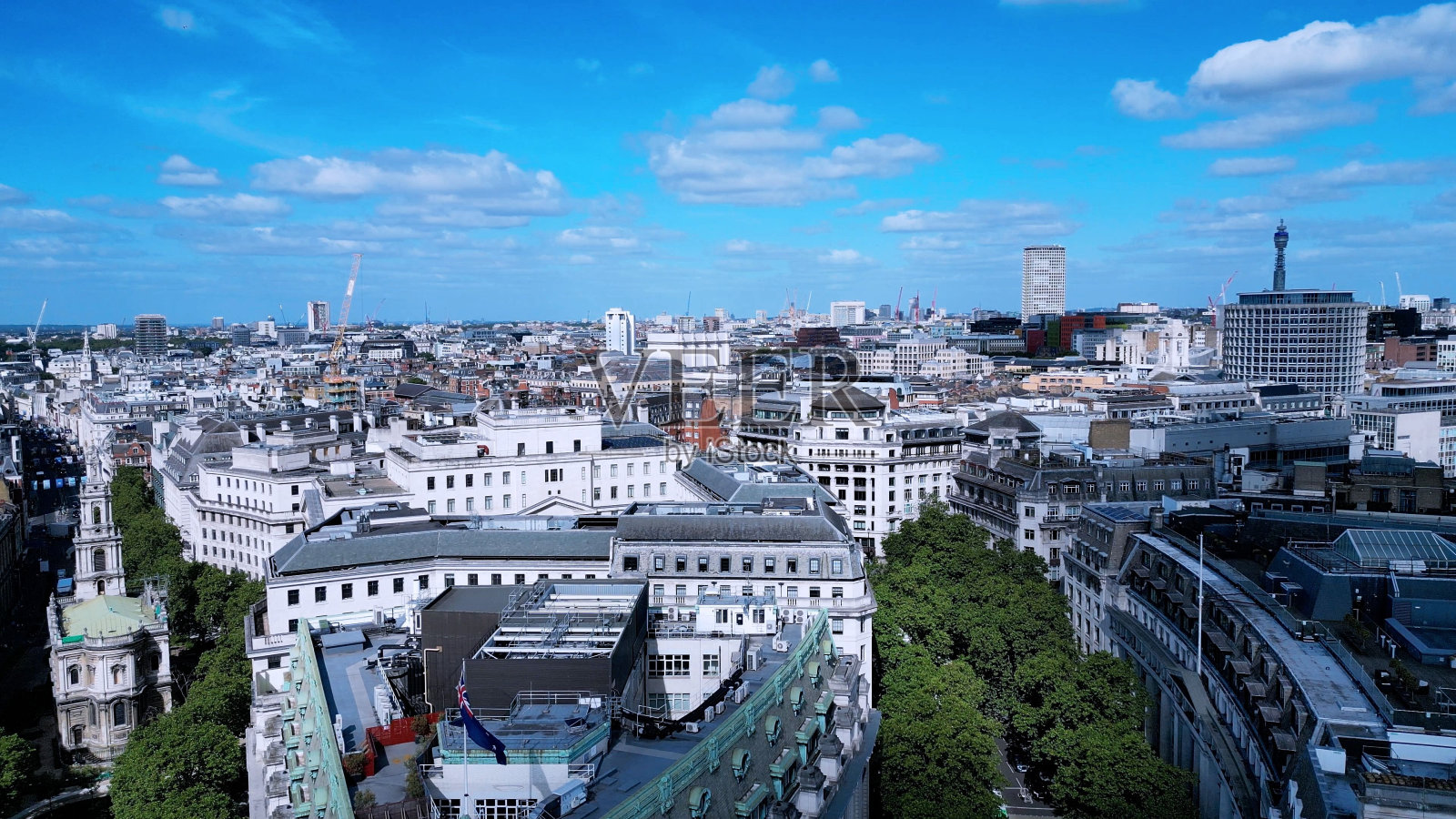 无人机拍摄的伦敦天际线，湛蓝的天空点缀着几朵云照片摄影图片