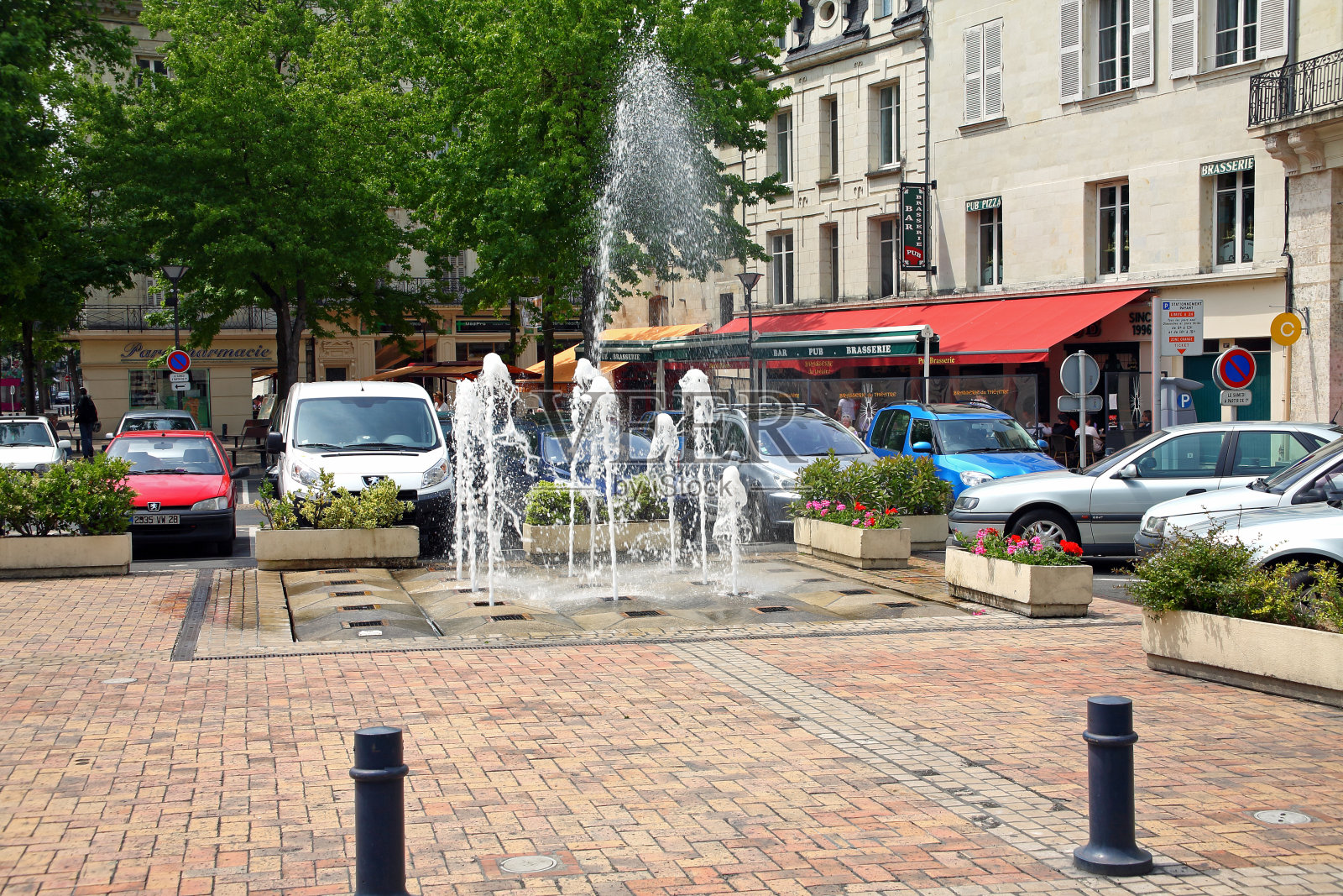 法国卢瓦尔河谷索穆尔有喷泉的小广场照片摄影图片