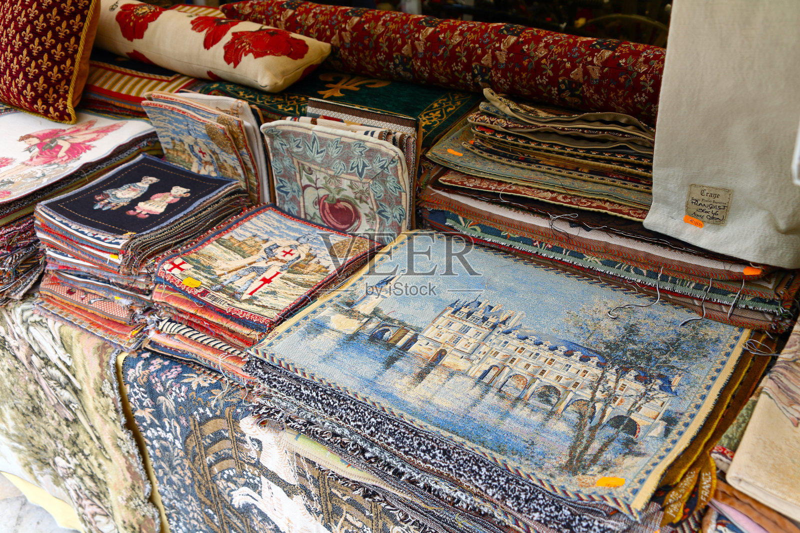 这是一个为游客准备的纪念品摊位，有小挂毯出售，法国昂布瓦兹照片摄影图片