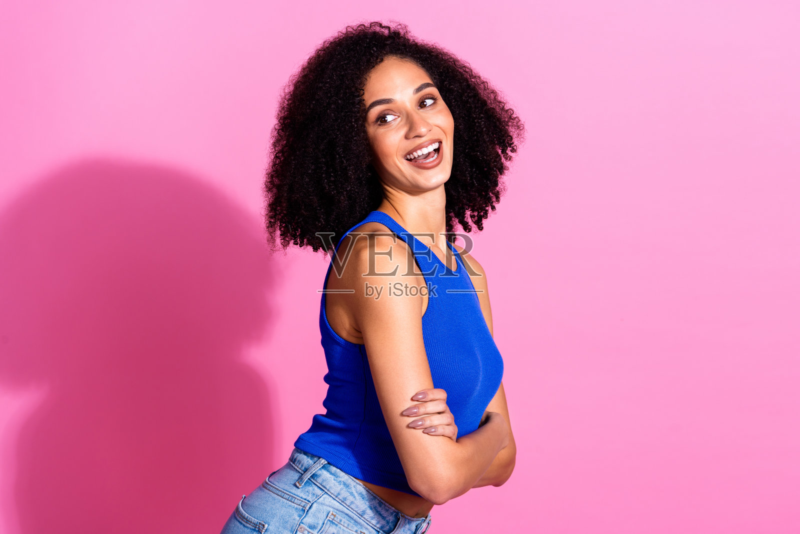 照片积极的女孩交叉双手看侧面孤立的柔和的颜色背景照片摄影图片