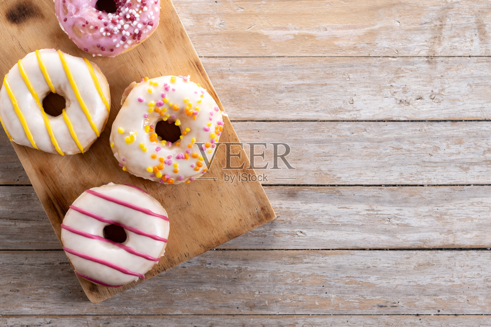 木桌上的甜甜甜圈照片摄影图片
