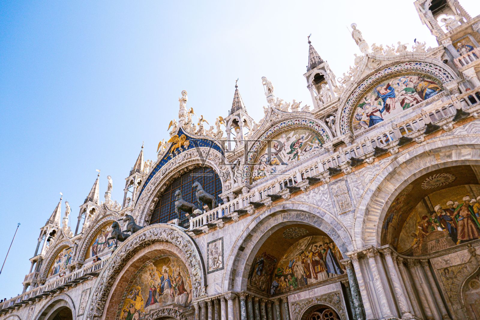 低角度拍摄意大利威尼斯的圣马可大教堂。照片摄影图片