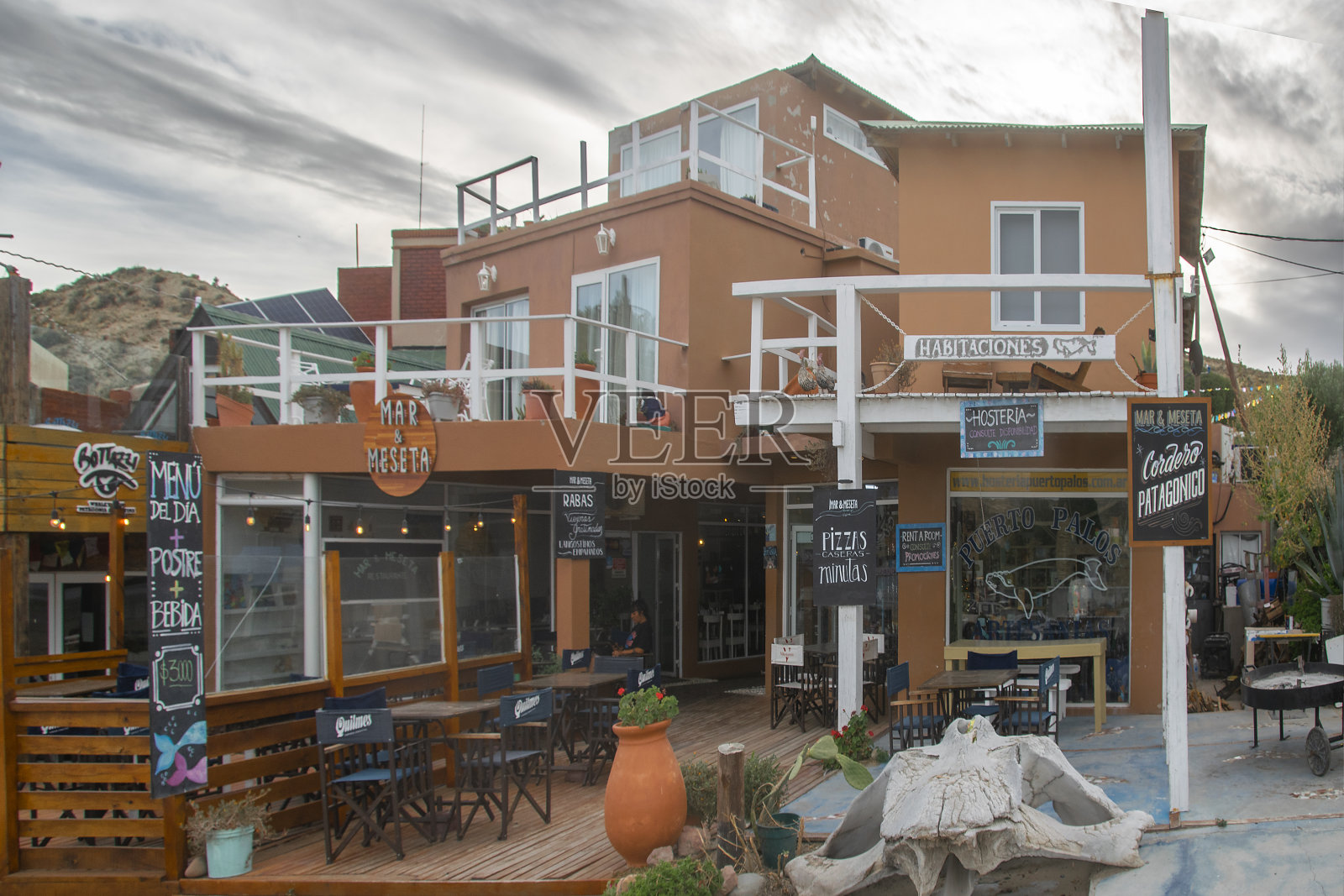 阿根廷丘布特省，皮拉米德港，饮料和美食街照片摄影图片