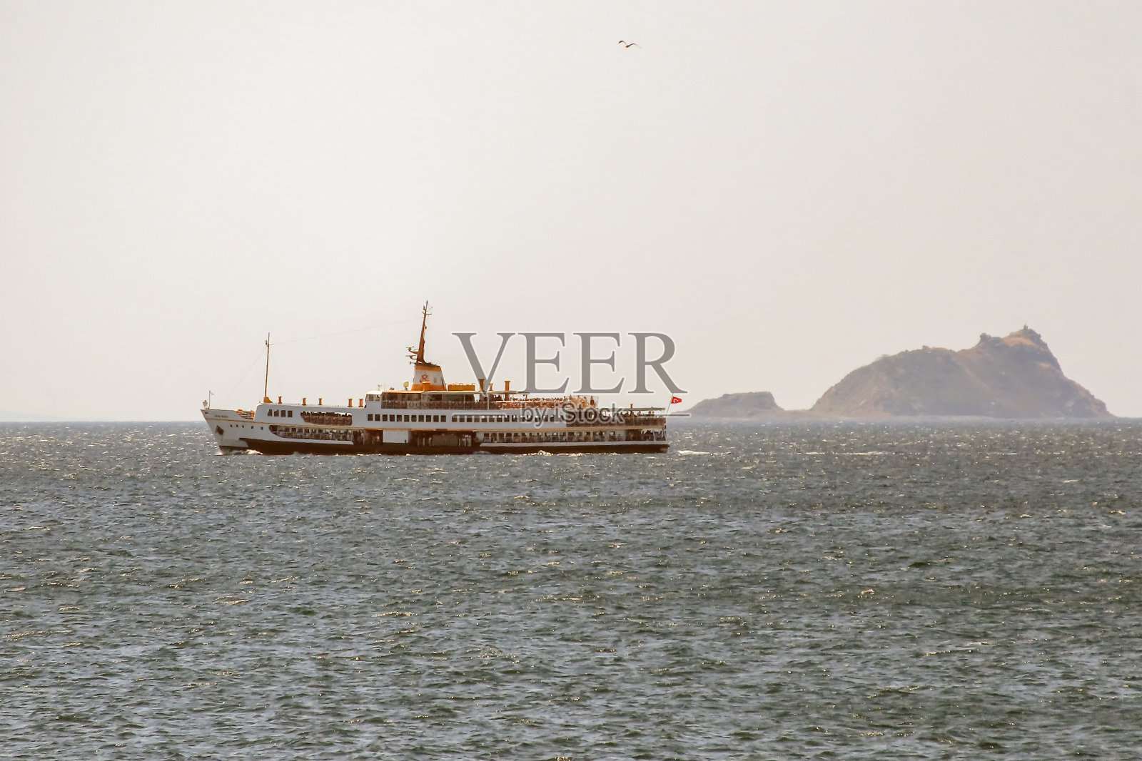 连接伊斯坦布尔欧洲和亚洲的标志性城市轮渡。照片摄影图片