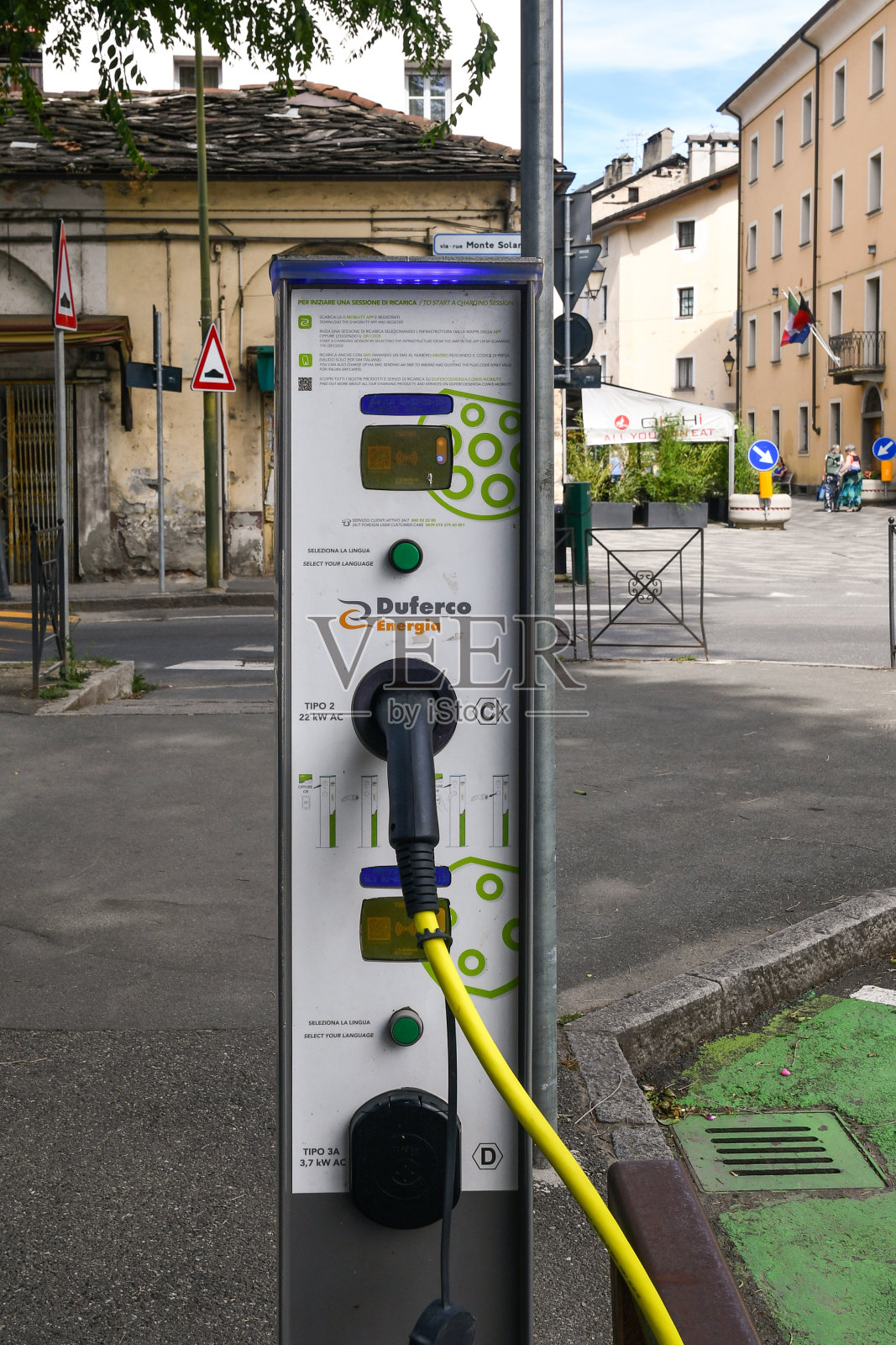 夏季，意大利奥斯塔山谷的奥斯塔，阿尔卑斯小镇的主要广场之一——共和国广场上的充电柱照片摄影图片