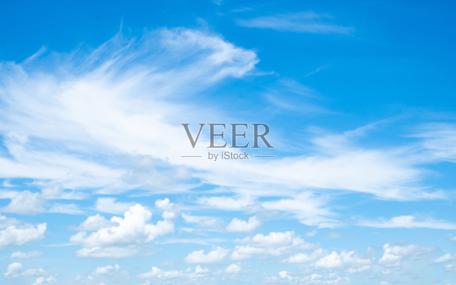 美丽柔软的白云在蓝天上完美的背景，雨季照片摄影图片