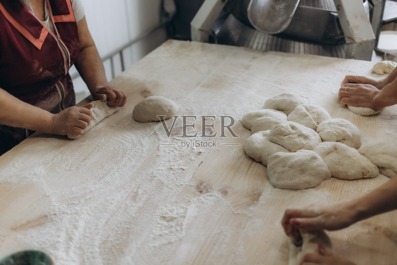 一位妇女在面包工厂揉面照片摄影图片