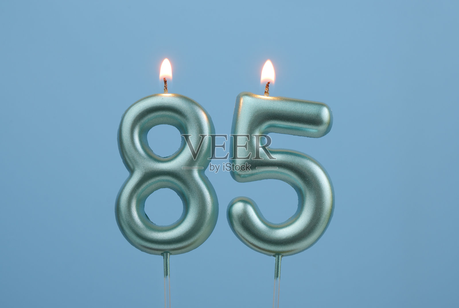 蓝色生日蜡烛，蓝色背景，85号照片摄影图片