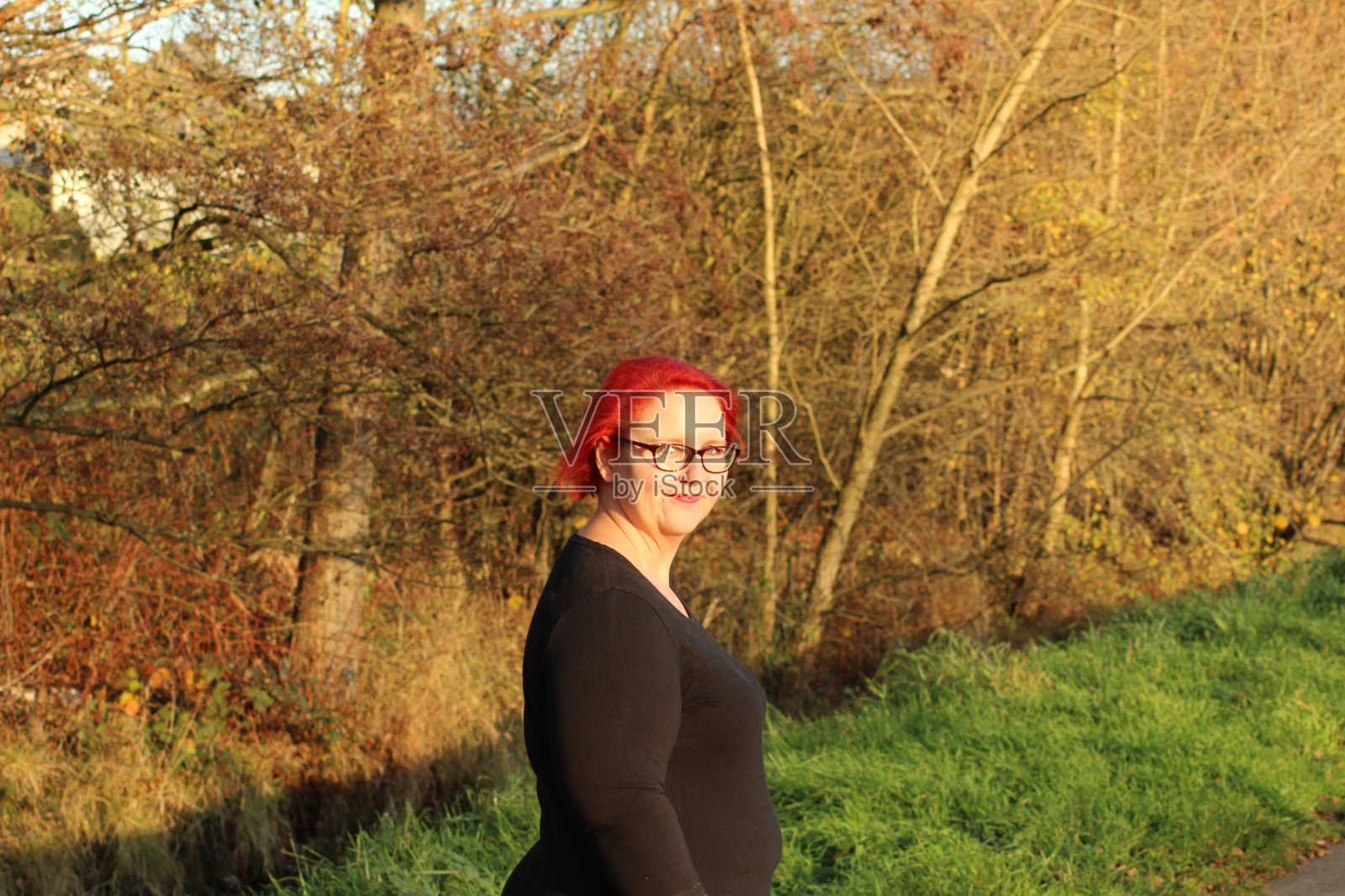 一位中年妇女在秋天的公园里的肖像照片摄影图片