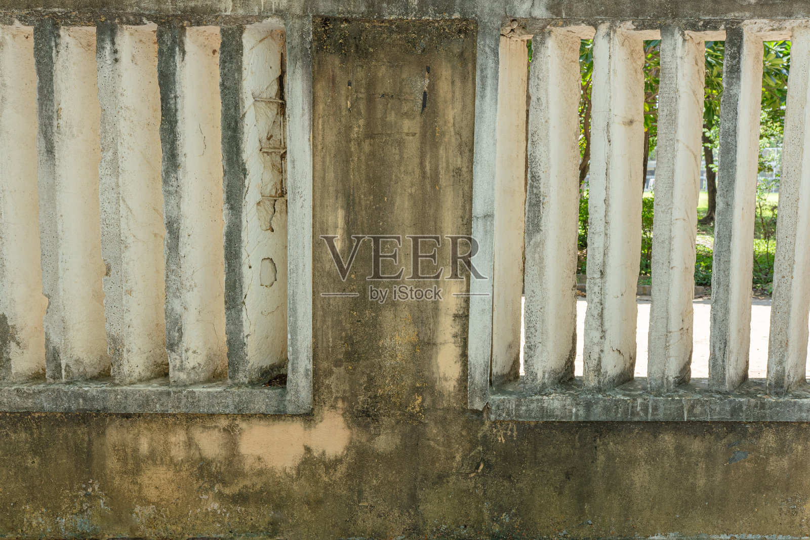 一个古老的木栅栏和门，背景是乡村花园照片摄影图片