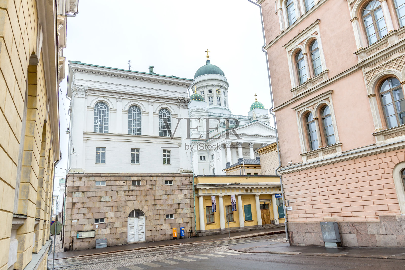 从低角度看赫尔辛基路德教堂的建筑照片摄影图片