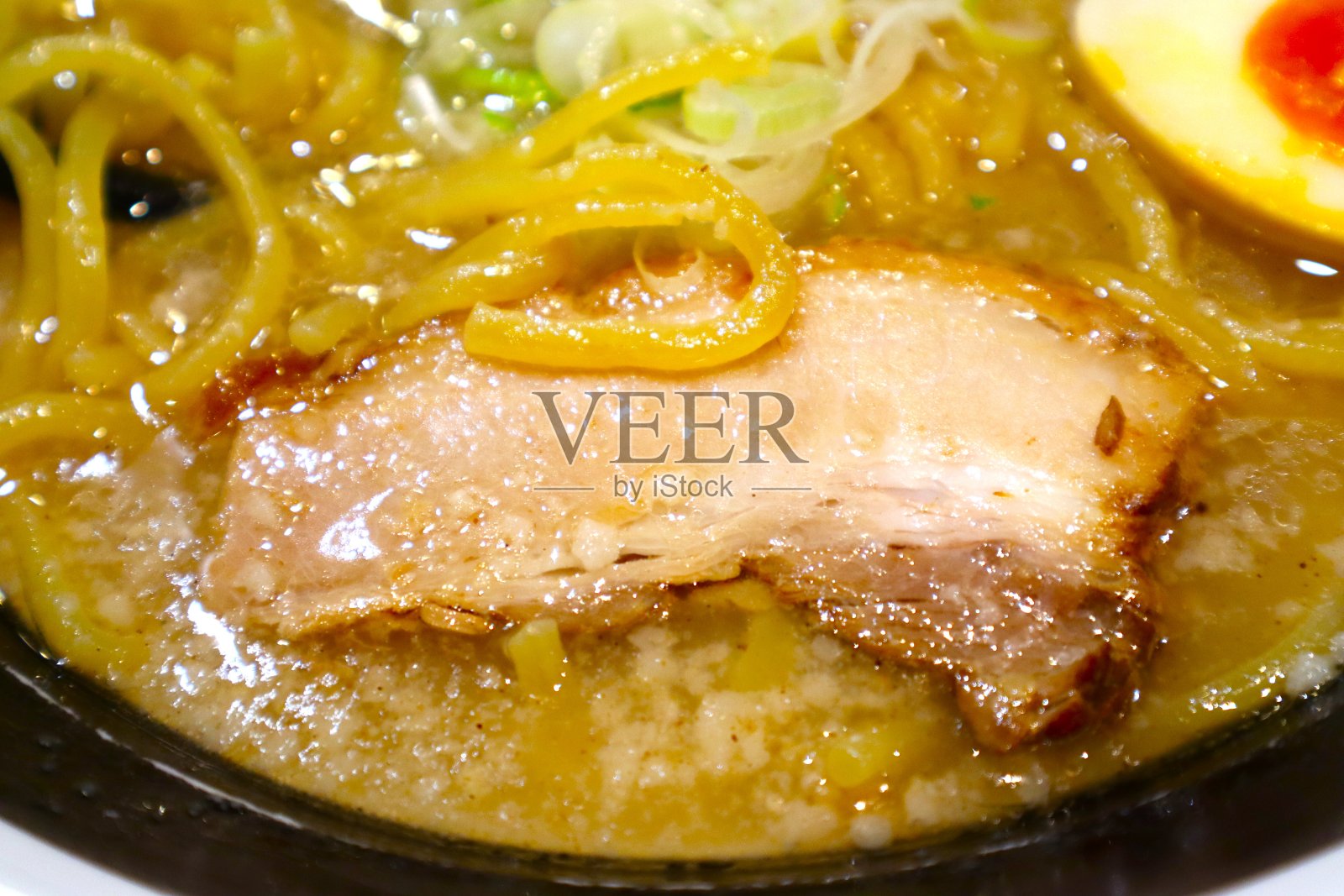 我在东京的一家拉面店吃的味噌拉面照片摄影图片