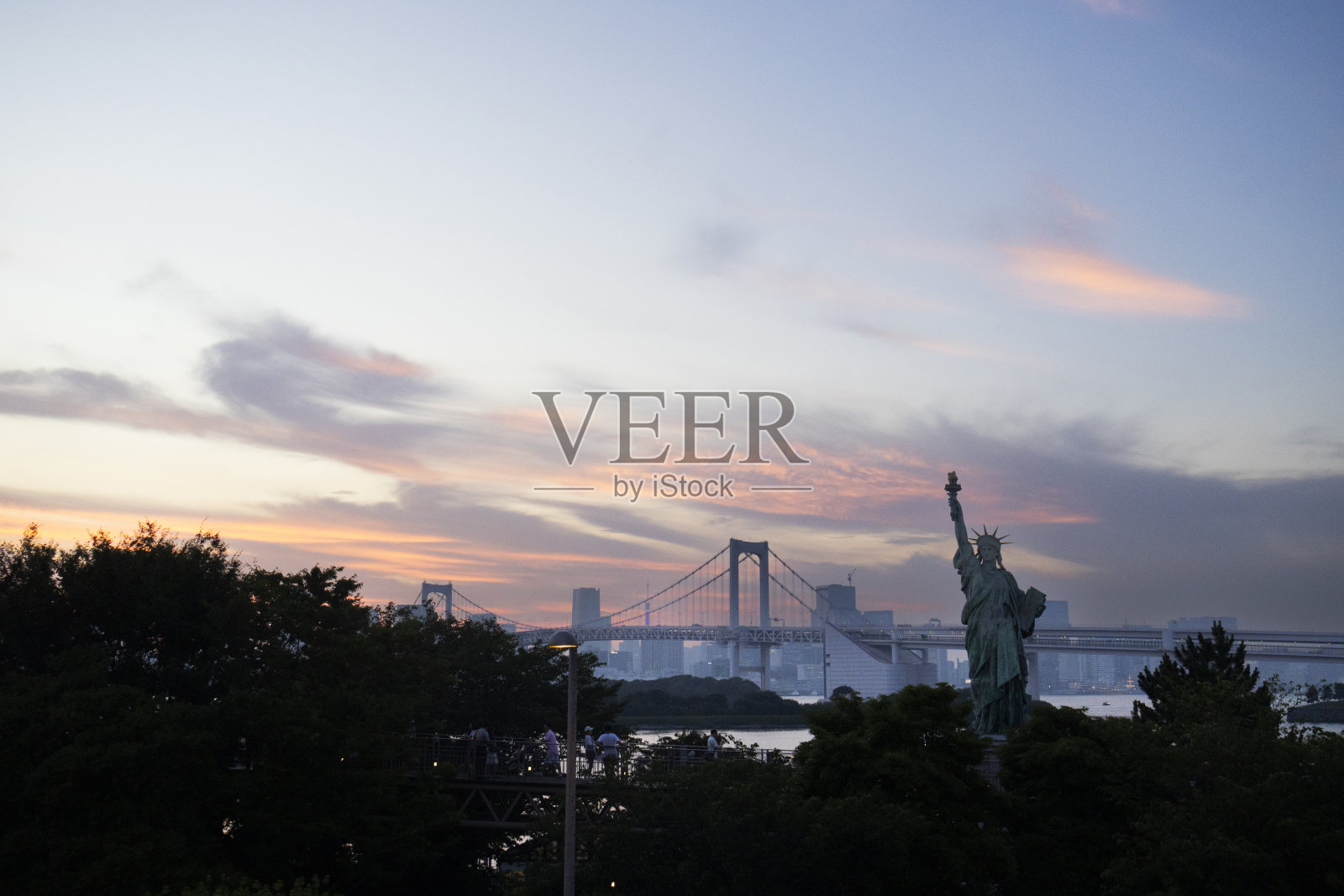 为日本人观赏东京湾的彩虹桥、自由女神像和台场海滨风景，旅行者旅游参观放松观赏观景城市风景，日本东京港口市台场市照片摄影图片