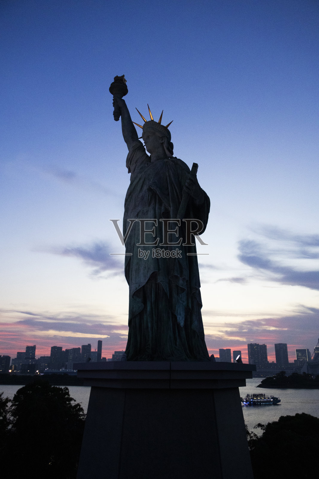 东京湾的自由女神像，台场海滨和彩虹桥，供日本游客游览和观赏台场市夜景照片摄影图片