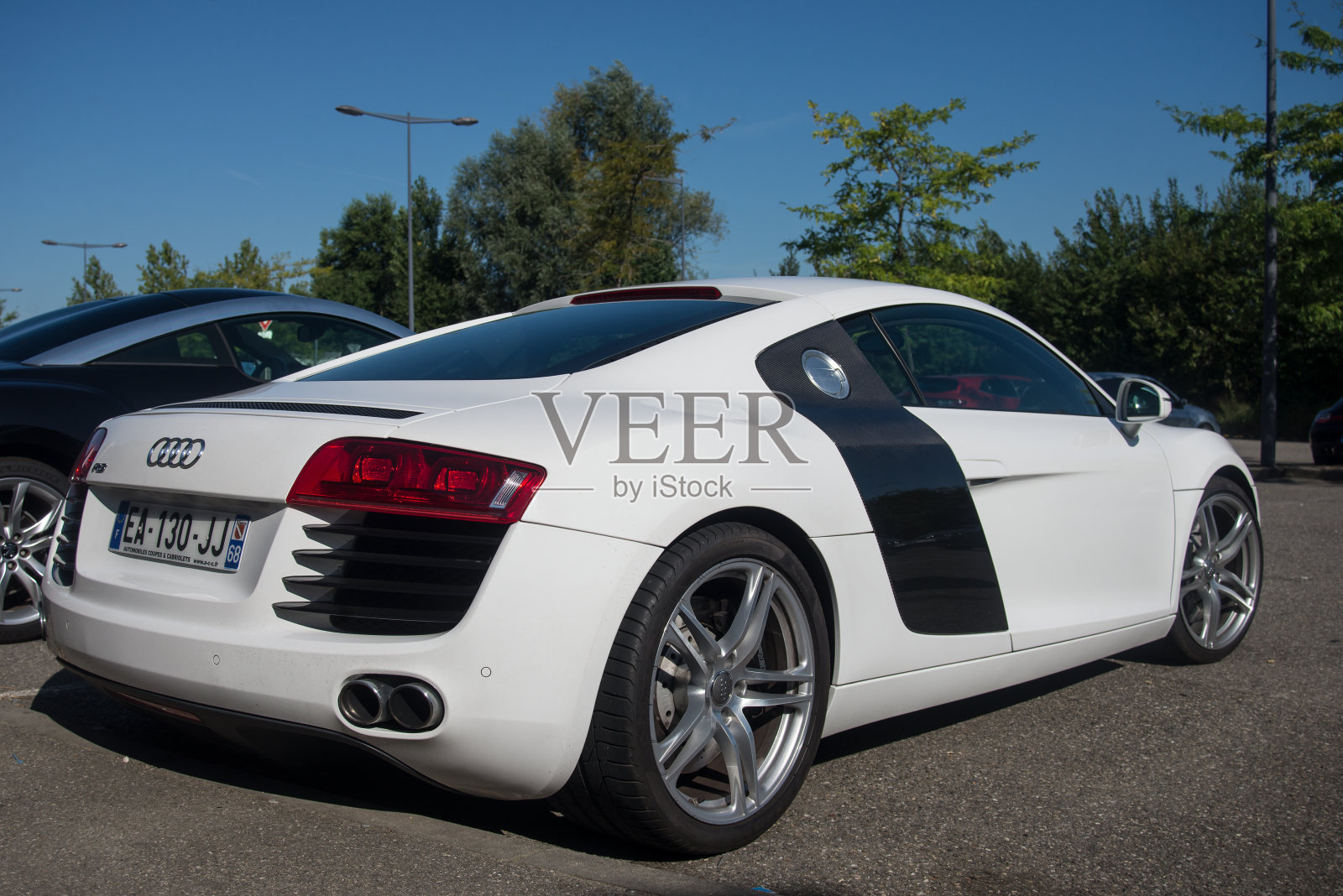 停在街上的白色奥迪R8的后视图照片摄影图片