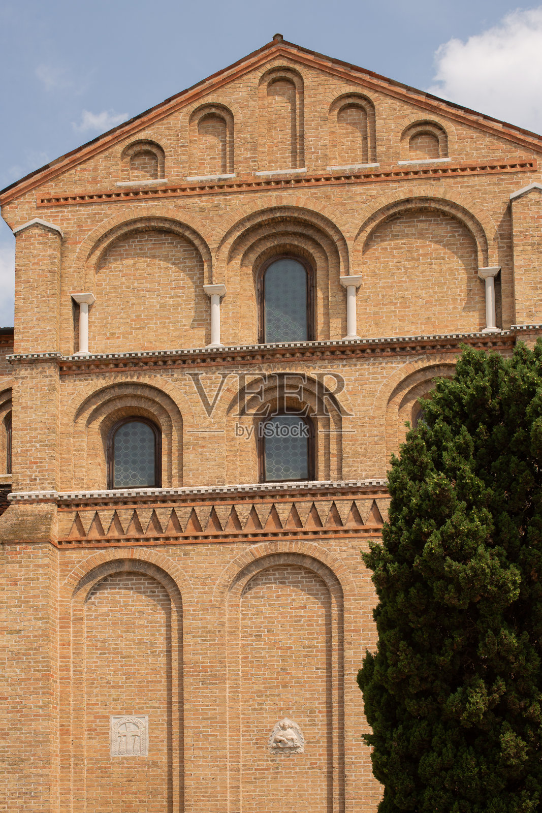 穆拉诺岛上一座大教堂的外观照片摄影图片