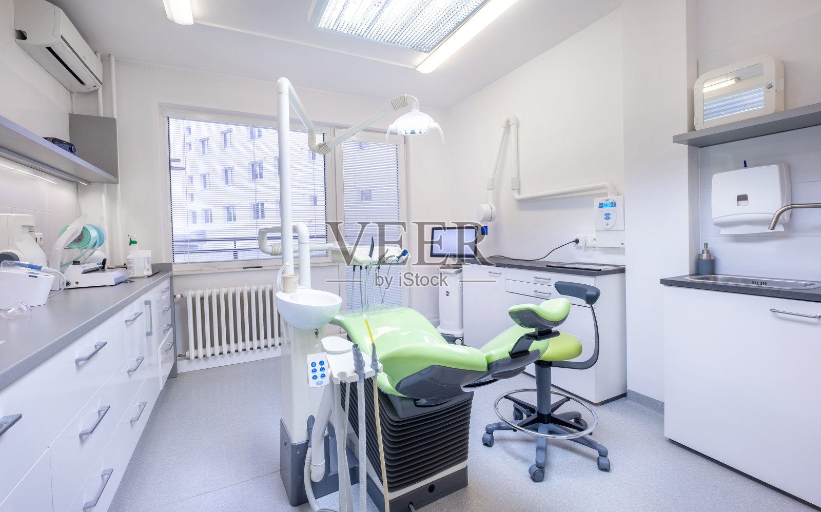 舒适的牙科椅单元与豪华牙科椅在牙科医生诊所现代化的医疗病房。医疗保健，医疗保健行业，医疗保健技术理念形象照片摄影图片