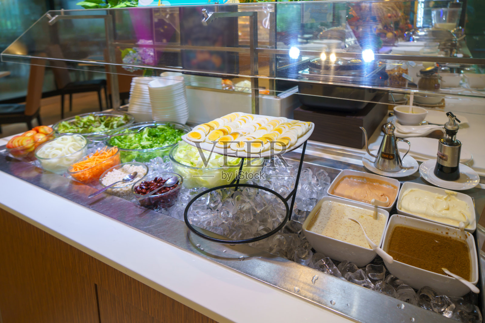 餐馆里自助餐架上的各种蔬菜照片摄影图片