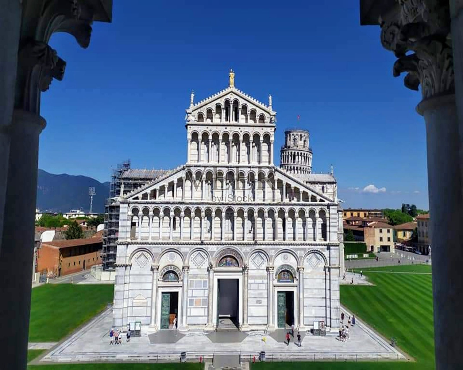 比萨大教堂(意大利语:Cattedrale Metropolitana Primaziale di Santa Maria Assunta);比萨大教堂(Duomo di Pisa)是一座中世纪天主教大教堂，位于意大利比萨奇迹广场，是为纪念圣母玛利亚升天而建的照片摄影图片
